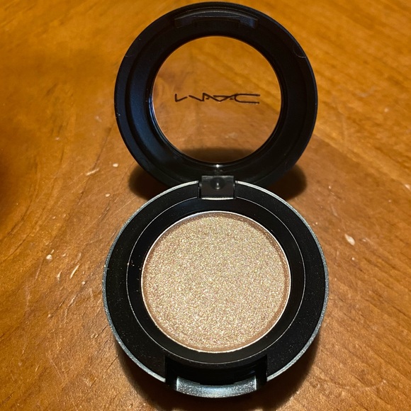 MAC Dazzleshadow Eyeshadow Oh So Gilty - Picture 9 of 17